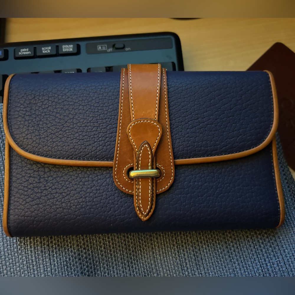 Authentic, vintage Dooney & Bourke wallet in gorgeous vintage condition.